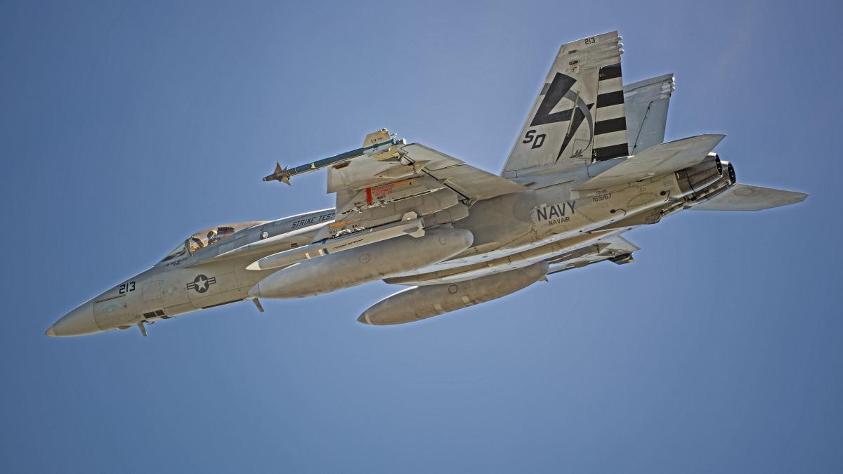 американский палубный истребитель-бомбардировщик и штурмовик F-18