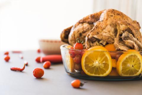 Курица с апельсинами в духовке получается сочной и аппетитной