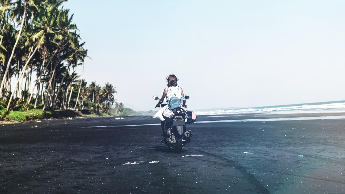 Девушка на скутере