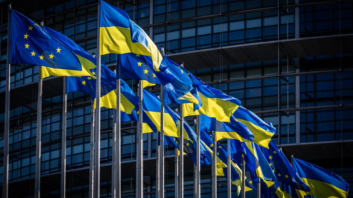 Pavoisement drapeau ukrainien Parlement européen Strasbourg 8 mars 2022 Pavoisement drapeau ukrainien Parlement européen Strasbourg 8 mars 2022