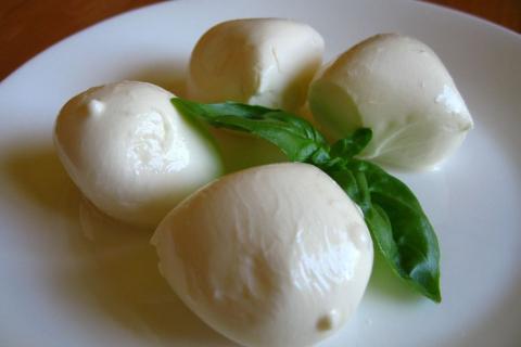 Летний рулет из моцареллы с брезаолой и овощами: пошаговый рецепт