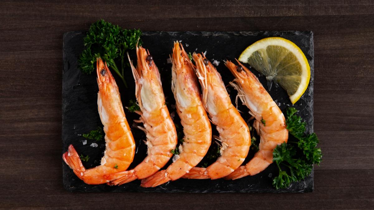 Сервированные креветки