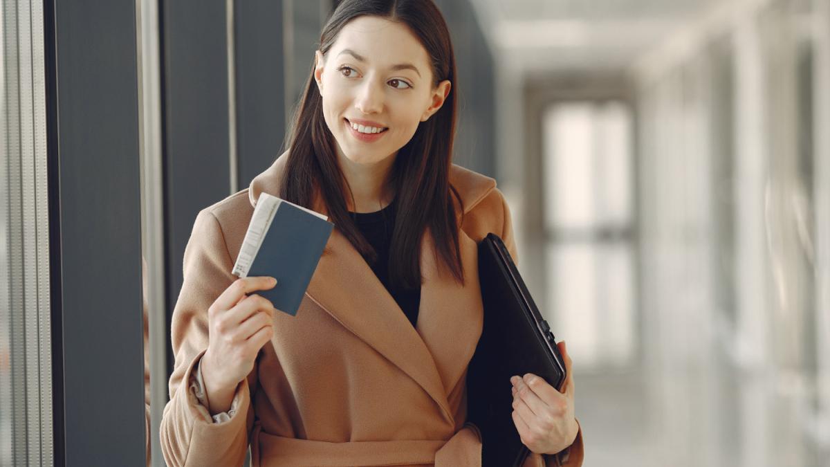 Женщина с паспортом в аэропорту