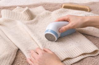 Декоративные подушки очищают бритвой, натягивая ткань без давления — House Digest