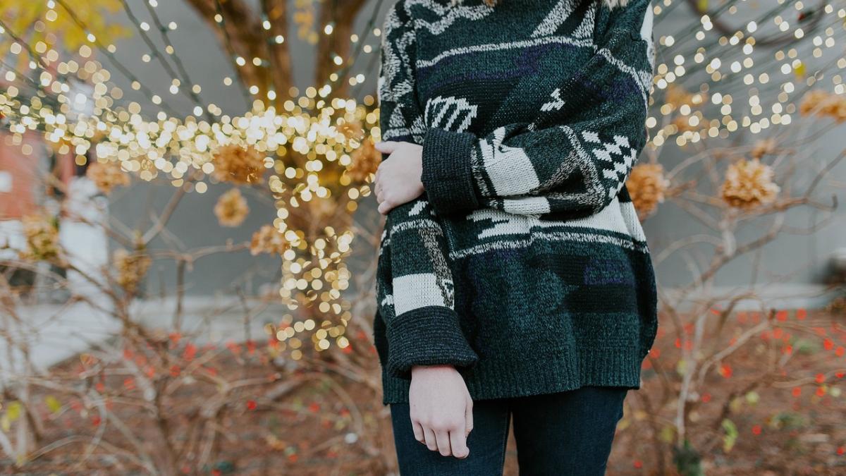 Девушка в оверсайз свитере Девушка в оверсайз свитере