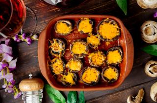 Шампиньоны в духовке с сыром и чесноком получаются сочными — повар