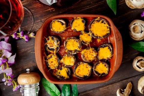 Шампиньоны в духовке с сыром и чесноком получаются сочными — повар