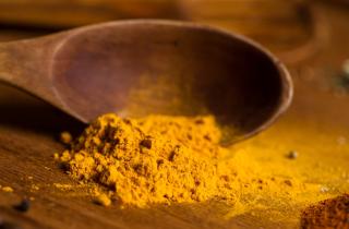 Куркума в порошке усваивается лучше, чем сырая — исследования учёных