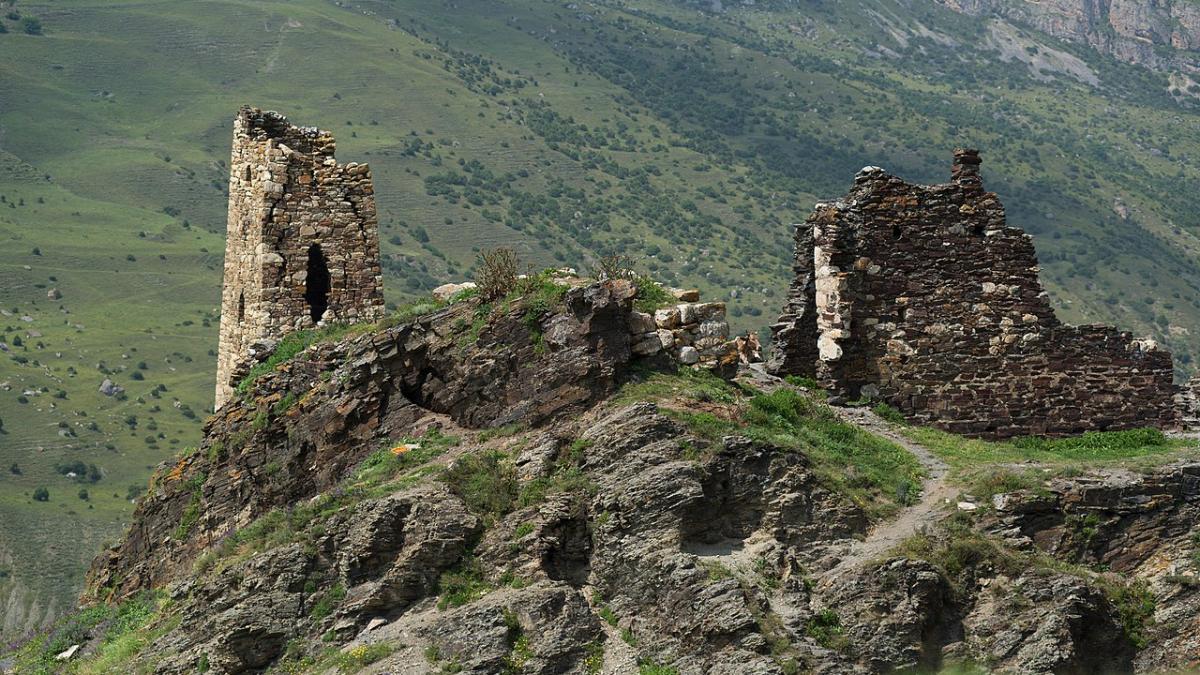 Старинные сторожевые башни в Куртатинском ущелье Старинные сторожевые башни в Куртатинском ущелье