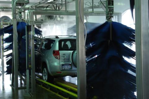 Попробовал автоматическую мойку впервые — теперь знаю, почему многие туда не суются