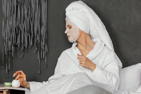 Последовательный уход за 15 минут освежает лицо зимой — косметологи