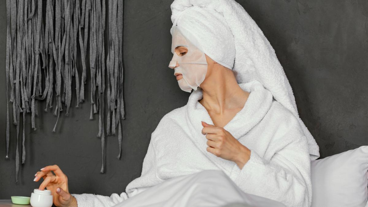 Девушка на кровати с маской