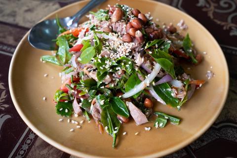 Салат с тунцом, кукурузой и яйцами получается насыщенным, свежим и гармоничным