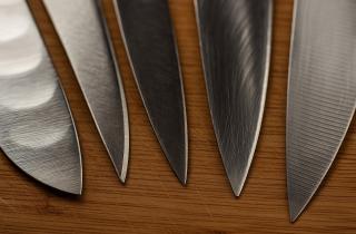 Стеклянные доски быстрее тупят кухонные ножи — шеф-повар Фармер