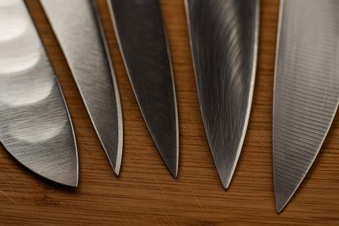 Стеклянные доски быстрее тупят кухонные ножи — шеф-повар Фармер