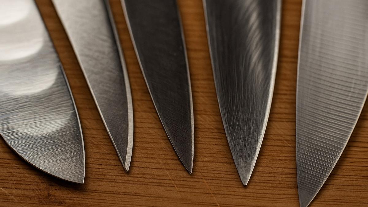 Острые лезвия кухонных ножей