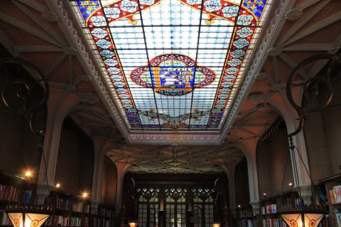 В Порту попасть в книжный магазин Livraria Lello можно только по предварительной броне за 10 евро
