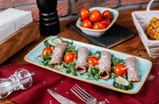 Рулетики из ветчины с сыром и чесноком получаются ароматными — повар