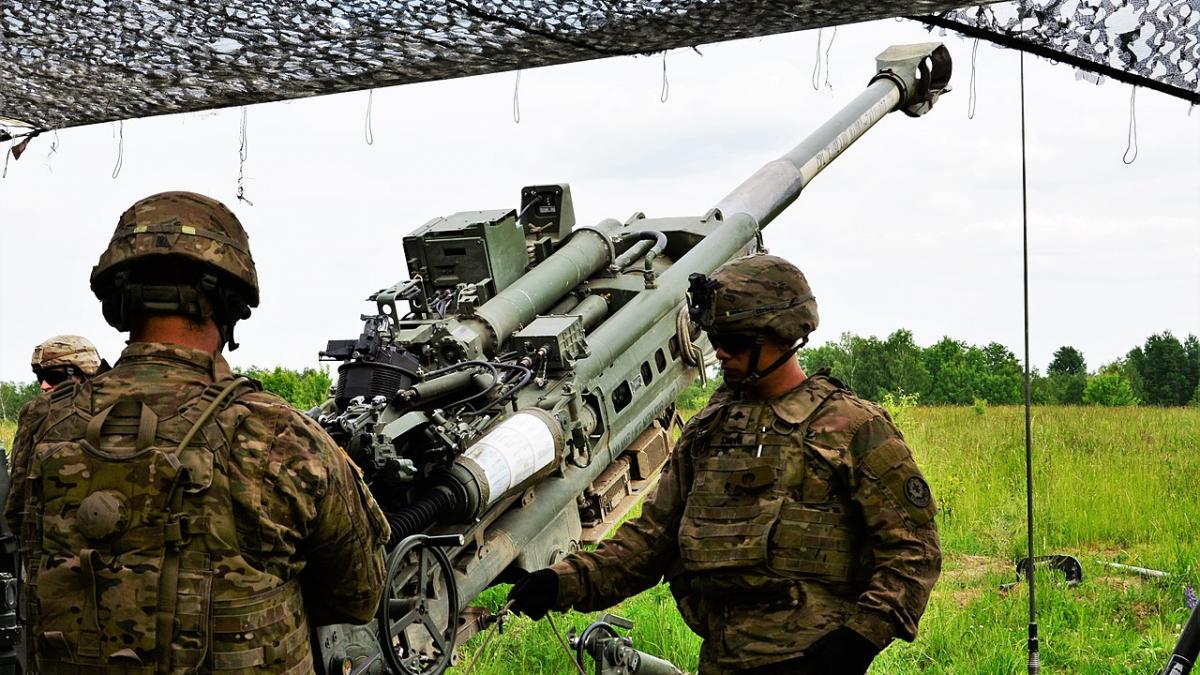 Польско-американские солдаты боевой группы проводят тренировку с гаубицей M777