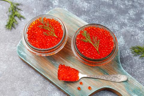 Салат с кальмарами и красной икрой при правильной сборке сохраняет презентабельный вид
