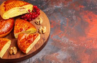 Заливной пирог с капустой в духовке сохраняет нежную текстуру и насыщенный вкус