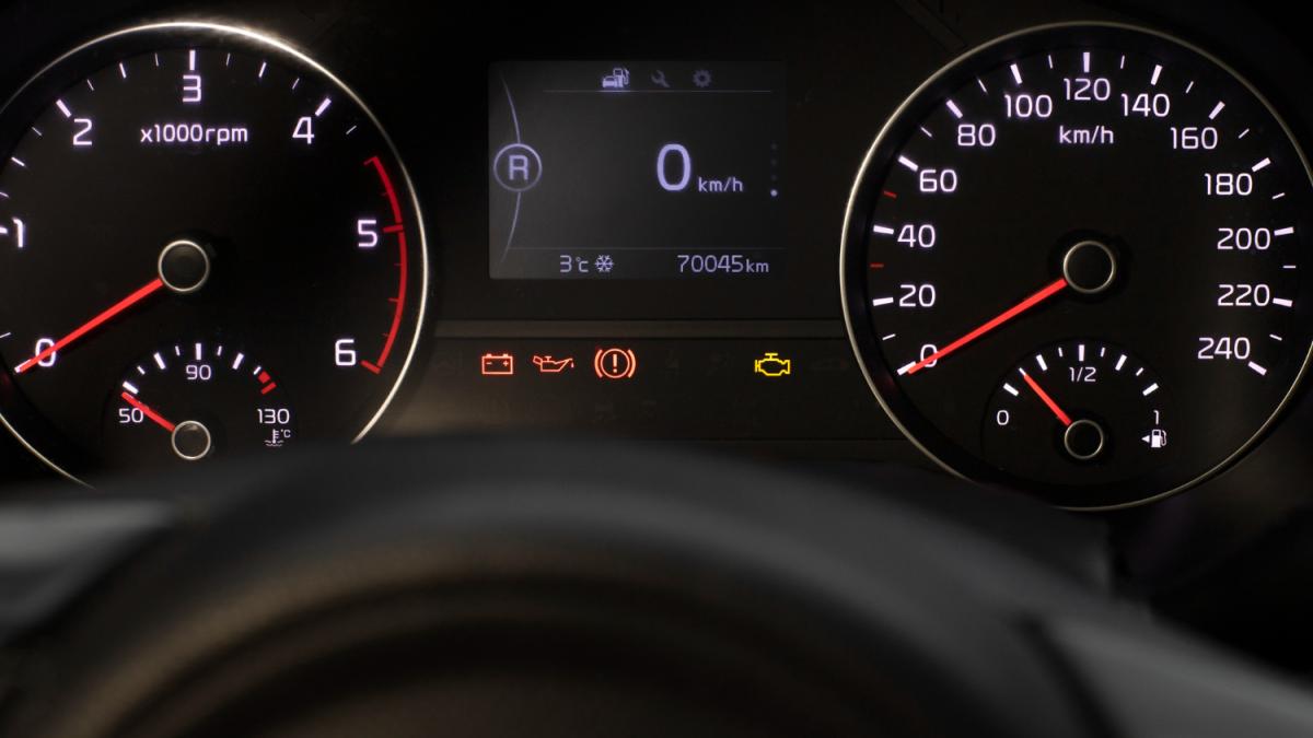 приборная панель автомобиля приборная панель автомобиля