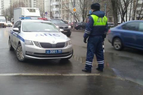 Водителям запретили ехать рядом с машиной с мигалкой — вступили в силу новые правила
