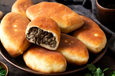 Пирожки с мясом получаются хрустящими снаружи и мягкими внутри