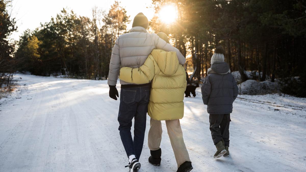 Семья гуляет вместе на природе
