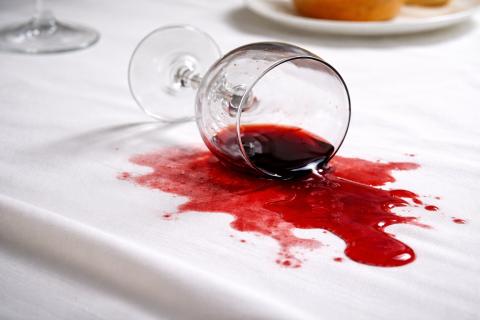 Пятно от красного вина исчезает за 6 шагов — метод Марты Стюарт удивил результатом