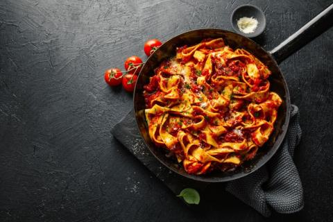 Лагман в казане на костре сохраняет насыщенный вкус