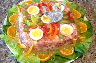 Заливное из судака с желатином готовится с клюквой и лимоном — повар