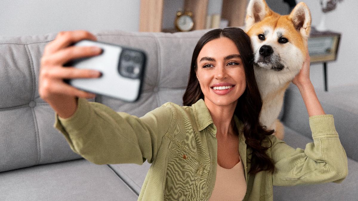 девушка фотографируется с собакой