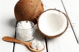 Кокосовое масло защищает подушечки лап зимой