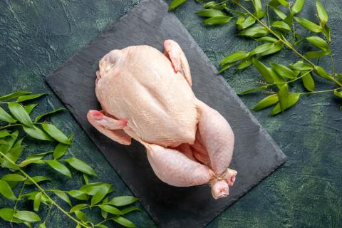 Курица, фаршированная яблоками, запечённая в духовке приобретает карамельный оттенок