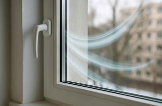 Эксперты: износ монтажной пены и уплотнителей — главные причины холода от пластиковых окон