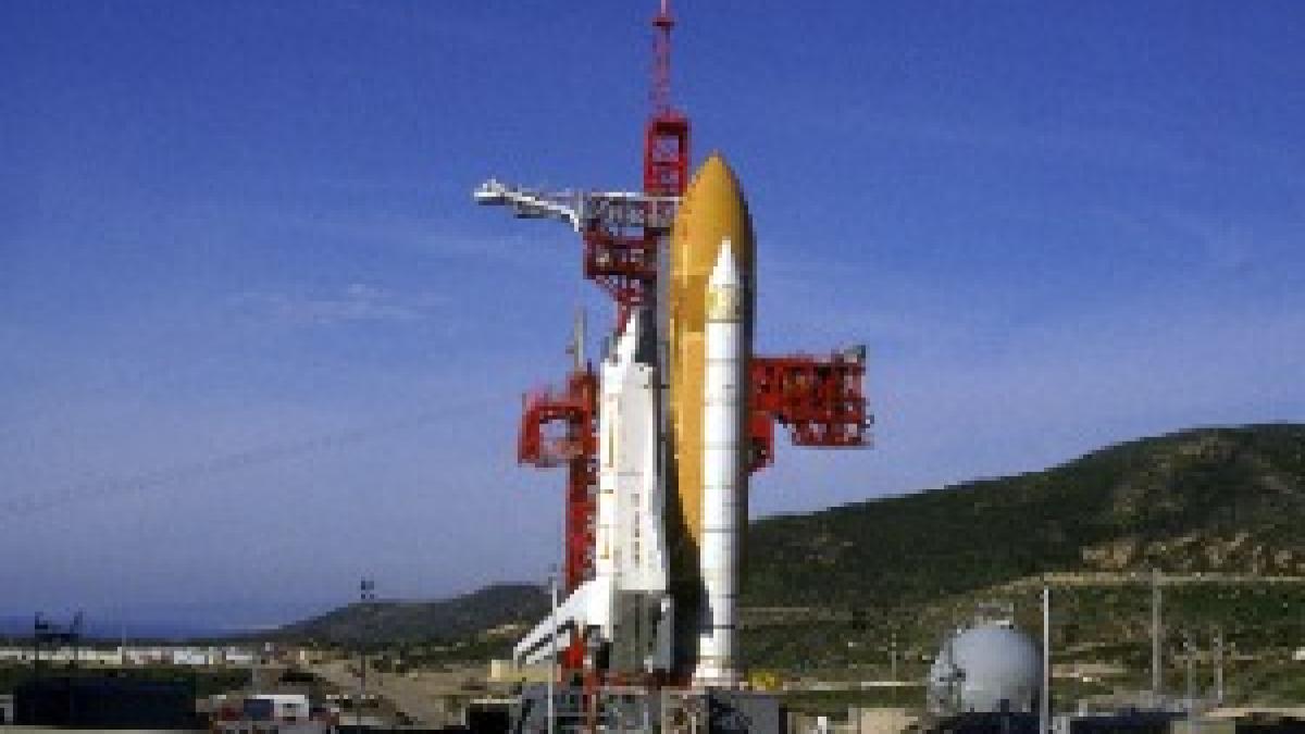 Space Shuttle Enterprise stacked at Vandenberg SLC-6 (1)