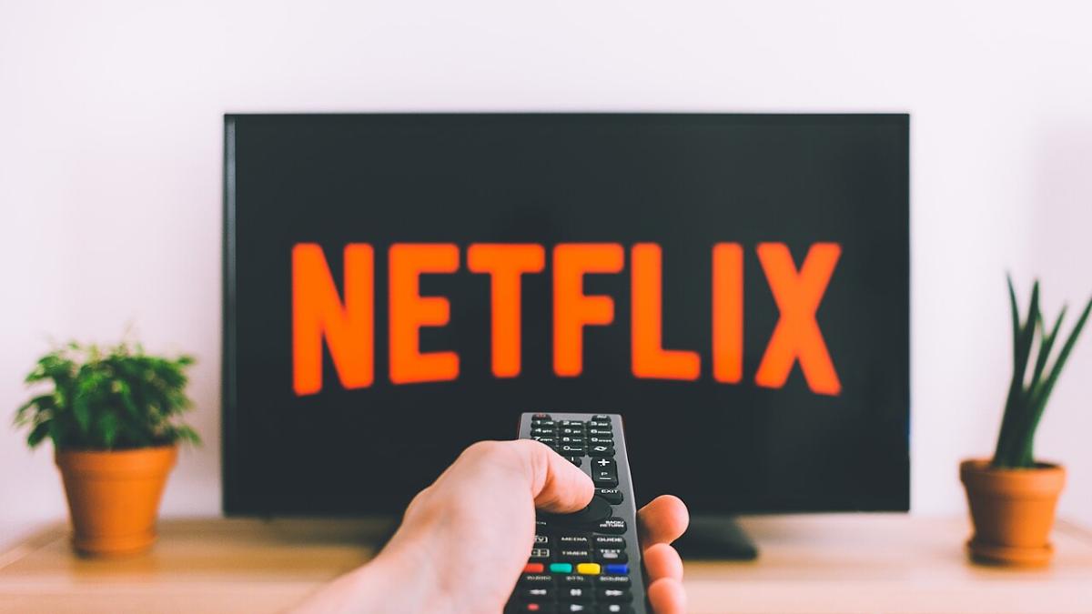 Логотип Netflix на телевизоре Логотип Netflix на телевизоре