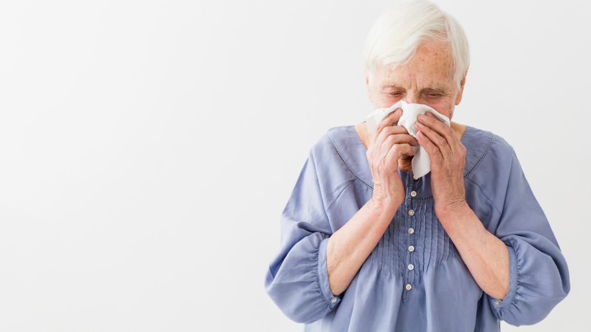 Пожилая женщина простудилась