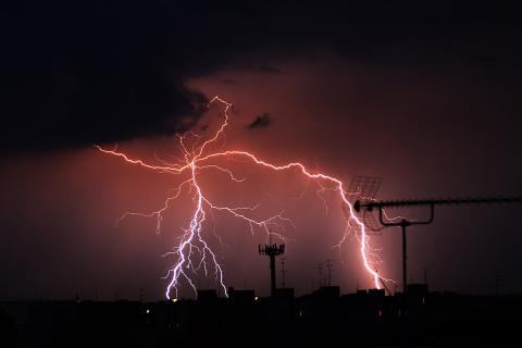 NASA раскрыло данные: как молнии влияют на образование озона и загрязнение воздуха