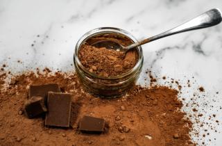 Учёные из Университета Бирмингема доказали, что флавоноиды в какао защищают сосуды при длительном сидении