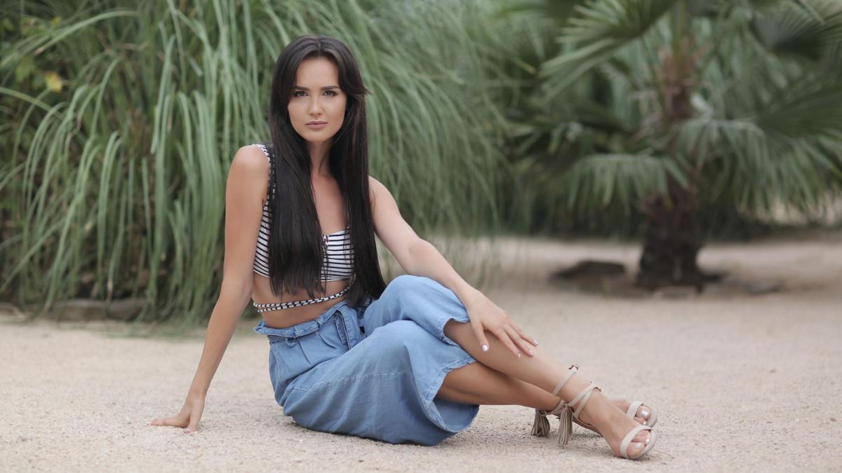 Девушка в шортах