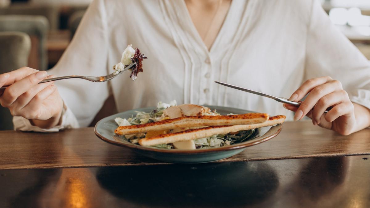 Девушка обедает