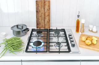 Комбинация уксуса и соды удаляет стойкие отложения на плите — специалисты