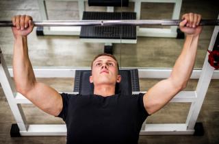 Штанга диктует свои правила: жим лёжа после сорока лет требует отказа от тактики молодых