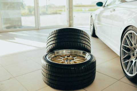 При замке на колесе рекомендовано снять его и установить запаску — автоспециалисты