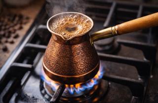 Бодрость взаймы у красоты: вечерняя привычка лишает лицо упругости и здорового сияния