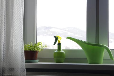 Как отмыть пластиковый подоконник до белизны: 3 проверенных способа без повреждений