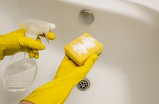 Резинка холодильника, провода и двери - главные источники грязи в квартире