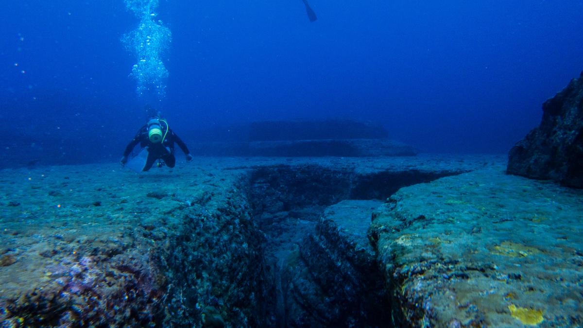 Yonaguni Monument DSC02860 (12737117285) Yonaguni Monument DSC02860 (12737117285)